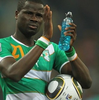 踢足球喝什么,踢足球一天喝多少水合适