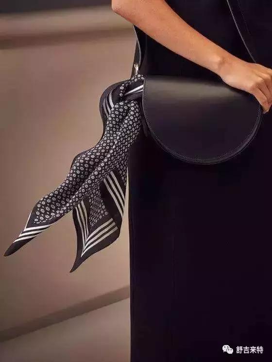 怎么防止包包油边磨损缠丝巾,如何用丝巾遮挡包包的损坏