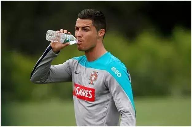 踢足球是需要练的基本功,踢足球的几个优势