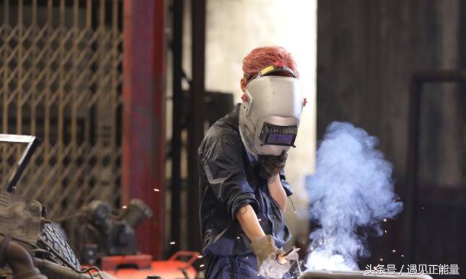 鹿晗变身炎龙铠甲,鹿晗烧电焊