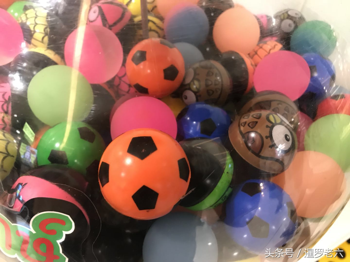 曼谷的投币玩具机4元玩一回，孩子看见走不动道！弹力球有点坑！