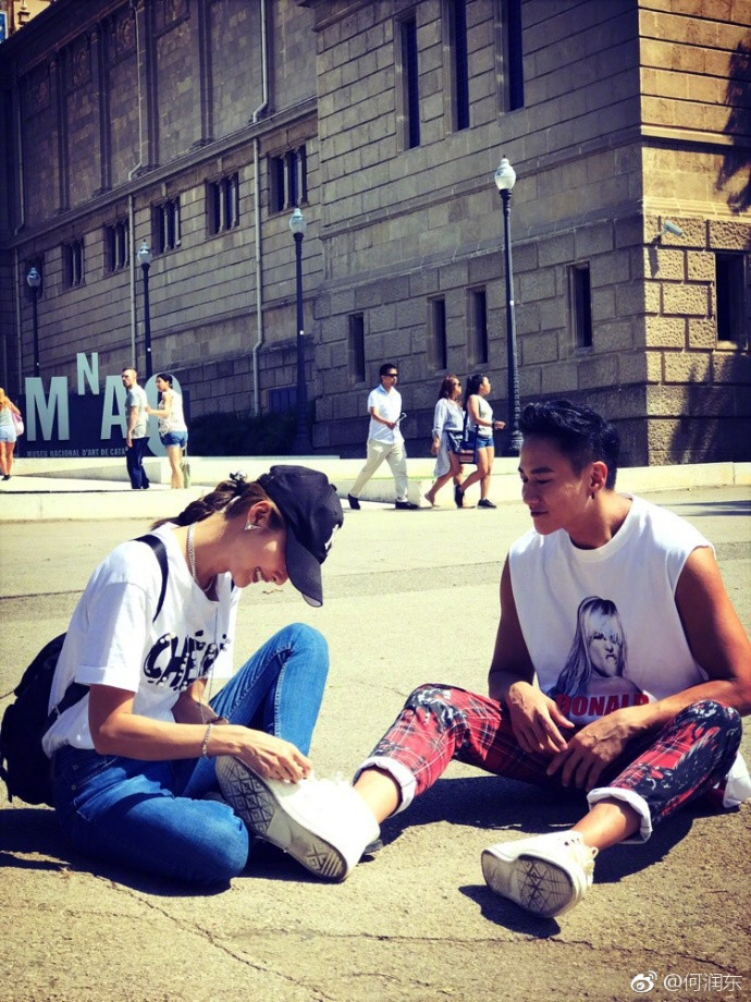 被公公批衬衣领子太低，何润东太太顽皮应对，公公哭笑不得