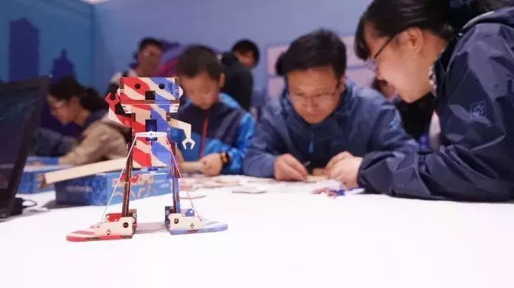 西安这个欢造节结束了熊孩子们还没有玩够