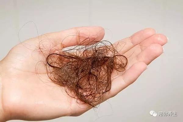 为什么男人易秃顶,为什么男人到了中年就容易秃顶呢