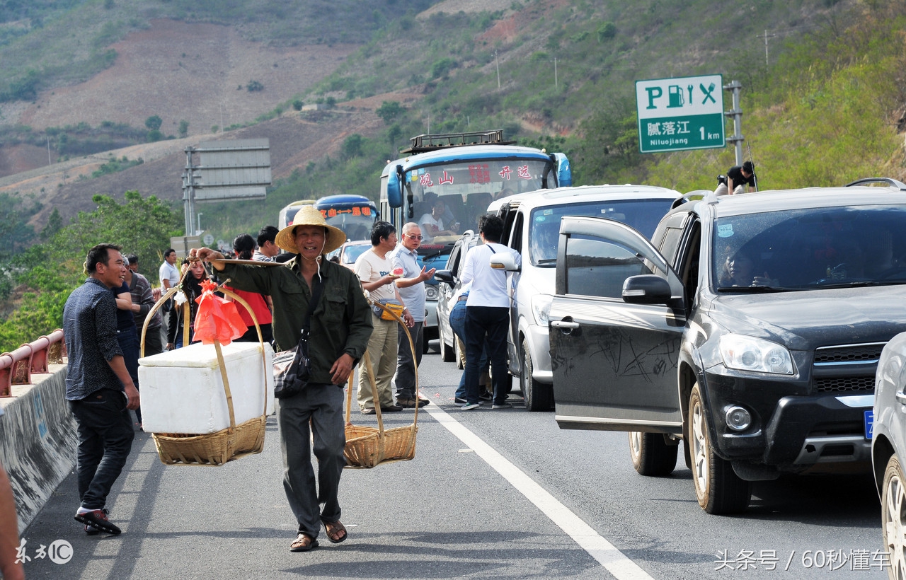 高速休息钥匙忘车里，拿铁钳钢丝开车门，帮忙的都是“堵车游客”