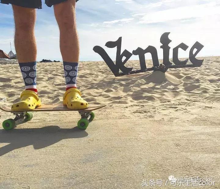 「超厚底洞洞鞋」太浮夸！Balenc*aga最新联名单品又引热议？！