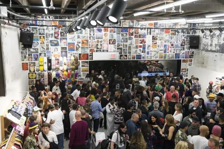 一件t恤才400,supreme经典款t恤