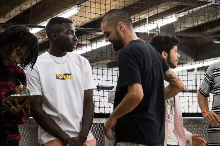 一件t恤才400,supreme经典款t恤