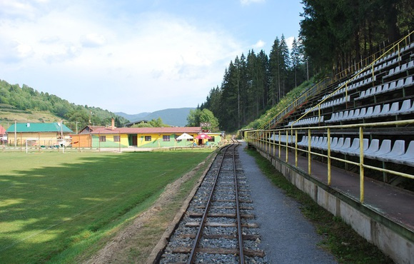 跑火车遇到的怪事,奇葩足球场