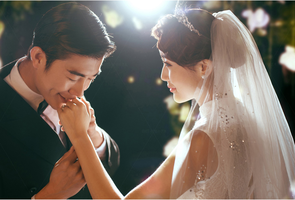 新娘拍婚纱照穿什么,新娘穿婚纱配什么鞋子