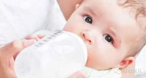 新生儿喂奶时容易睡着敲奶瓶,如何在喂奶时不让孩子睡着