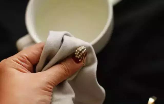 首饰脏了在家怎样清洗,首饰脏了怎么来清洗