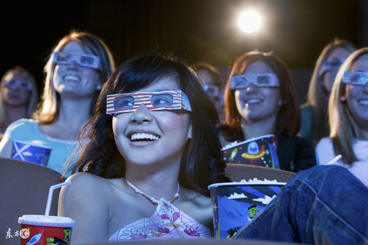 芳华心理罪紧急撤档，空天猎缝纫机乐队提档，红人吴京拄着拐站队