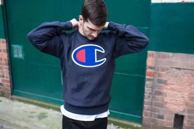 champion黑色和白色哪个好,champion复古低调