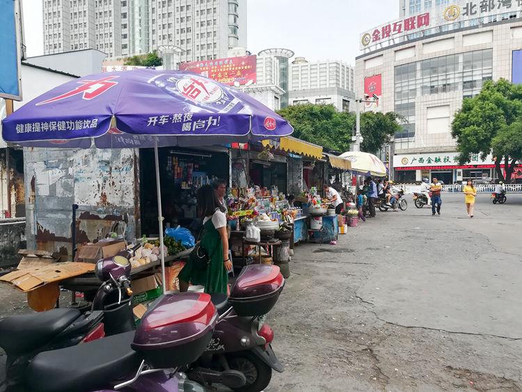 国庆最后一天的北海车站，火车站挤死人，汽车站空寥寥