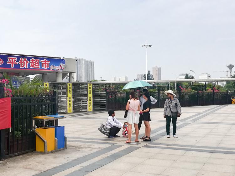 国庆最后一天的北海车站，火车站挤死人，汽车站空寥寥