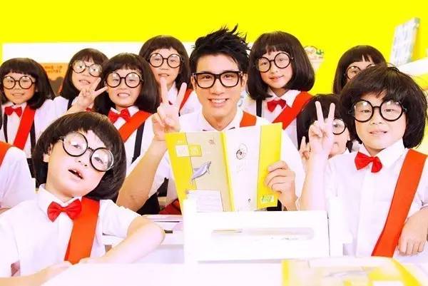 小学生怎么穿潮流时代的衣服 (小学生减龄时尚衣服)