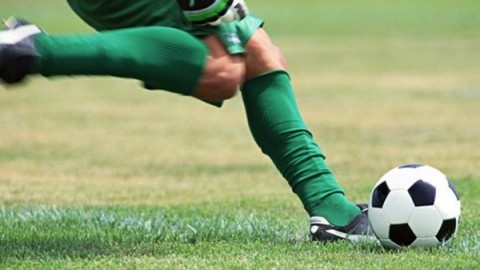 最新的实用绿茵足球技巧,绿茵赛场怎么踢球