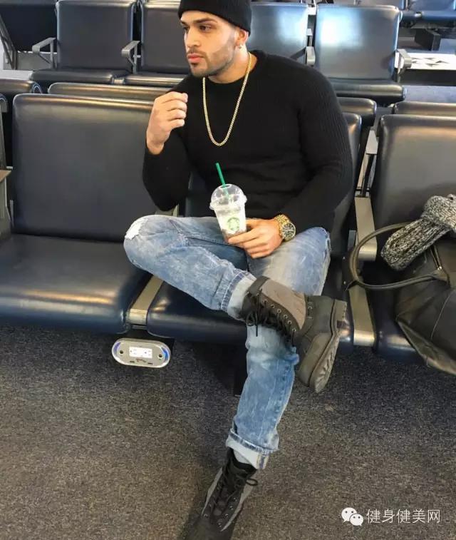 光头络腮胡肌肉男人,肌肉最猛而且非常帅的肌肉男