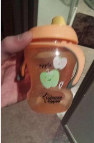 妈妈搞不懂宝宝经常生病的原因，没想到撬开奶瓶吸嘴后下一秒惊呆