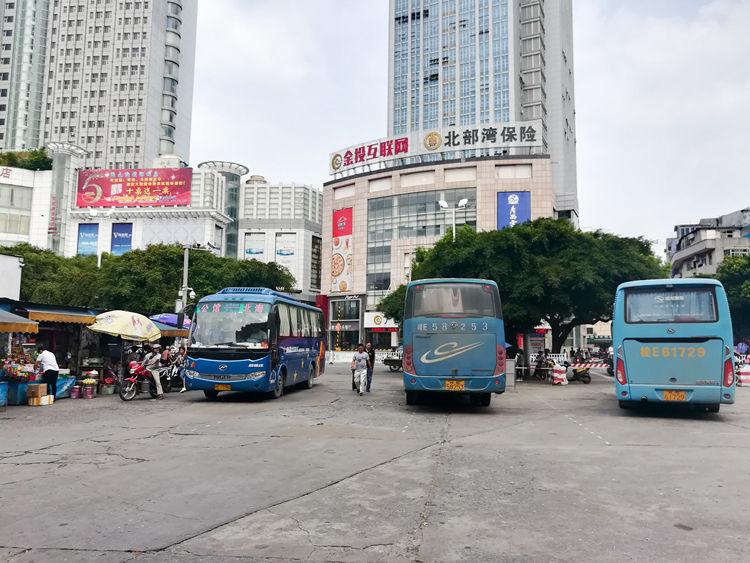 国庆最后一天的北海车站，火车站挤死人，汽车站空寥寥