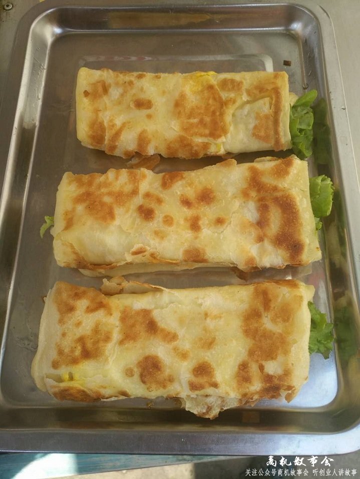 鸡蛋灌饼一天卖200个能挣多少钱,小夫妻卖灌饼一天轻松卖500张