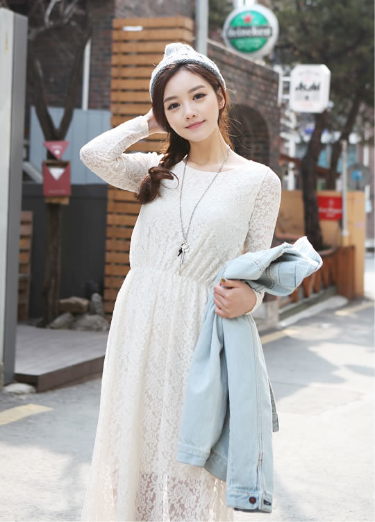 孙允珠露肩牛仔连衣裙,孙允珠破洞毛线衣配湛蓝方格裙