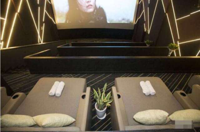 杭州某电影院推出“床厅”,又多了一个睡觉的地方