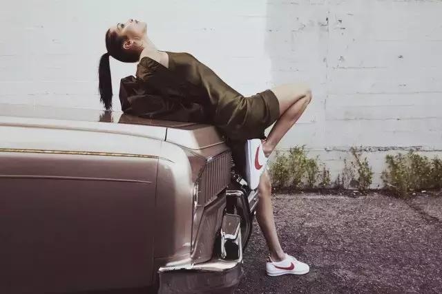 bellahadid运动穿搭,bellahadid同款运动小白鞋