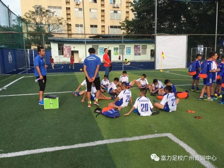 富力青年足球拉练,富力足球学院训练