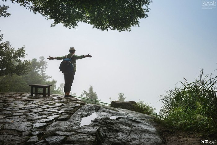 宝马X6，不谈性能如何！自驾遇上大雨还被拍成大片，颜值绝对够！