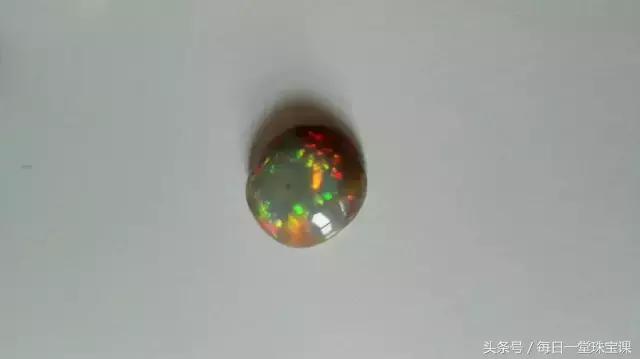 怎样挑选黑欧泊和白欧泊,如何挑选欧泊