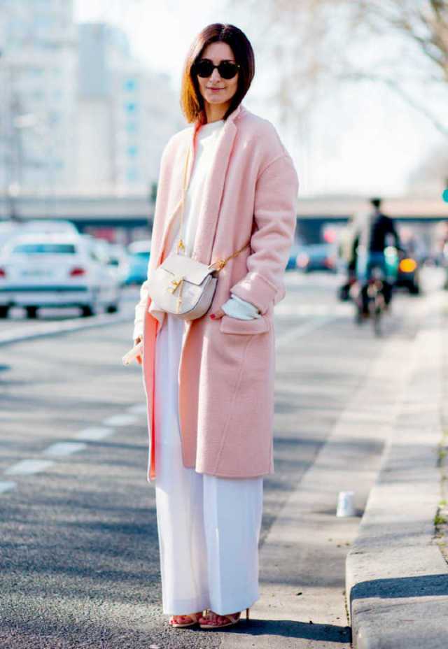 粉色大衣怎么搭配衣服好看,粉色大衣的里面怎样搭配好看