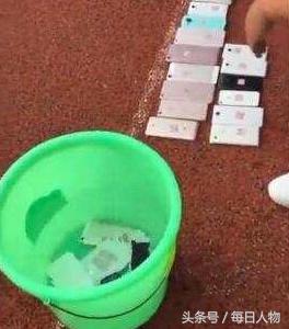 南阳一中学手机销毁大会，律师：侵犯私人财产，学生可要求赔偿