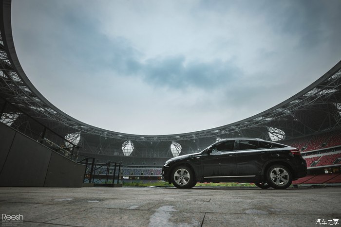 宝马X6，不谈性能如何！自驾遇上大雨还被拍成大片，颜值绝对够！