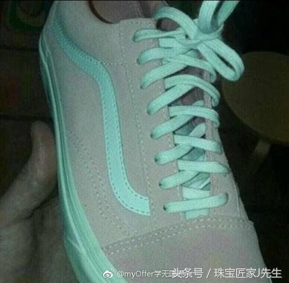 到底是灰绿还是粉白的鞋,神奇的鞋子颜色灰绿和粉白