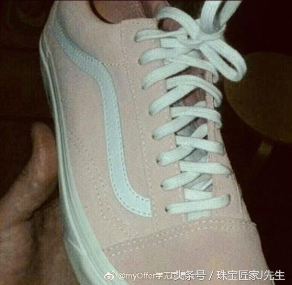 到底是灰绿还是粉白的鞋,神奇的鞋子颜色灰绿和粉白