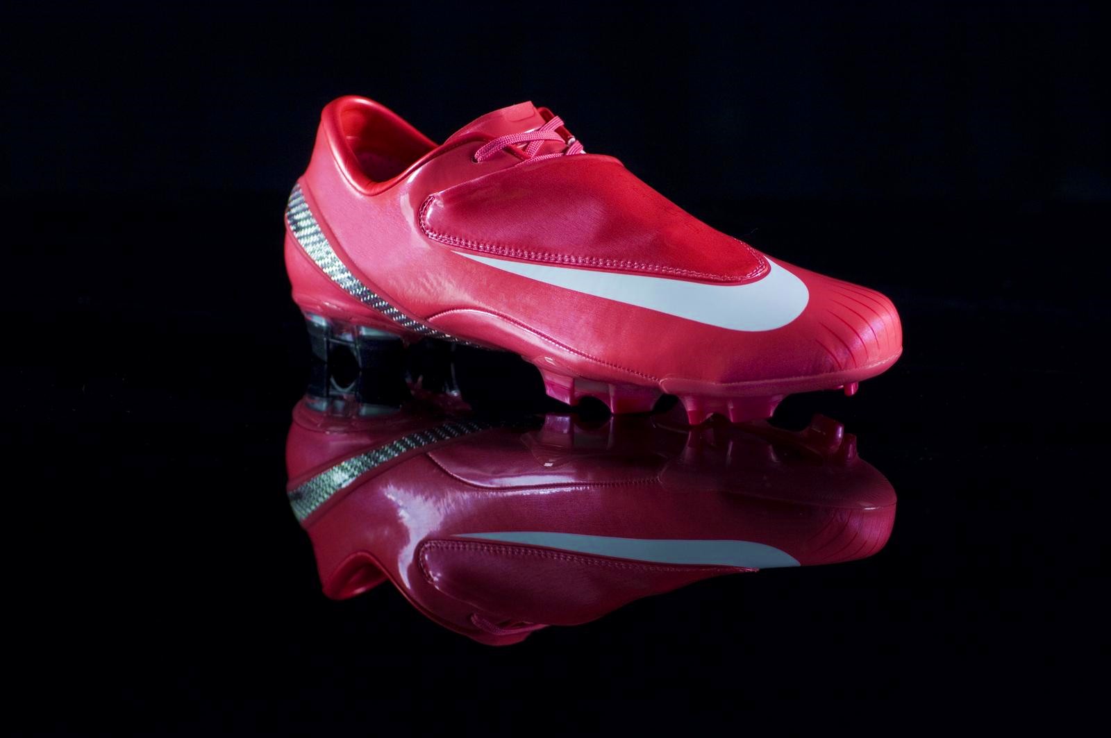 粉色足球鞋高帮全部都是粉红的,好看且实战好的足球鞋