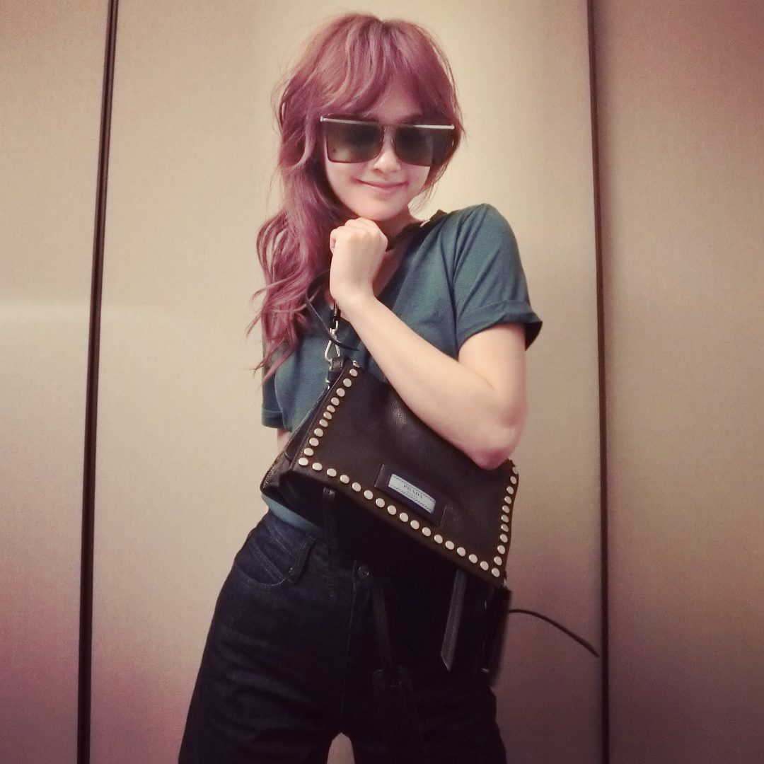 prada包包必买经典款,今年流行的大牌包包双肩