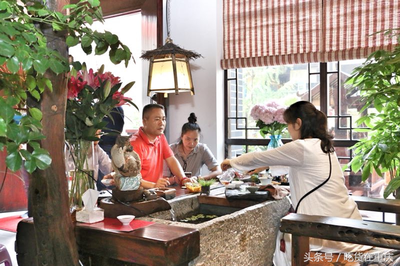 大气！这家茶会所的茶台全是老船木所制，老板估计身价上千万