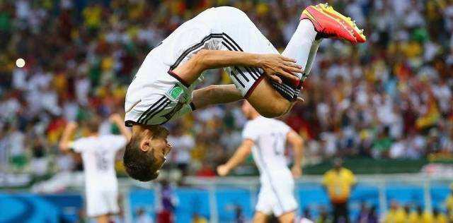 高难度，用庆祝动作比划广告，前申花外援世界杯预选赛进球惹争议