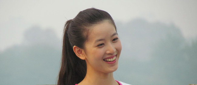 少年被女孩虐待，无奈只好做狗