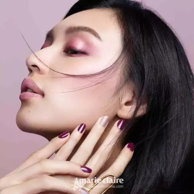 就用30块钱狂收当季爆款彩妆，“带货”女王们的梳妆台超魔性！