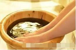 艾草煮水洗头能治银屑病吗,用艾草水洗头后长出头发