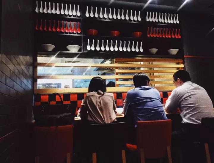糟！进了上海一家拉面店，员工竟然比我更时髦