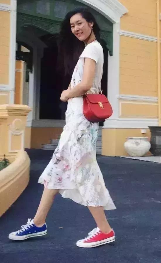 刘雯背的新款包是什么品牌,刘雯背过的一款蔻驰的包包