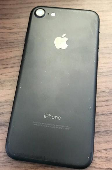 网友的磨砂黑iPhone7也氧化掉漆，这外观强迫症受不了！