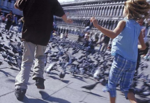 法国火车站台接吻，在伊朗议论婴儿的眼睛，旅行禁忌你可能都会犯