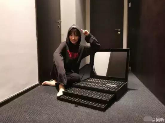 吴昕晒满满一箱的大牌口红，却被何穗一张图秒杀！