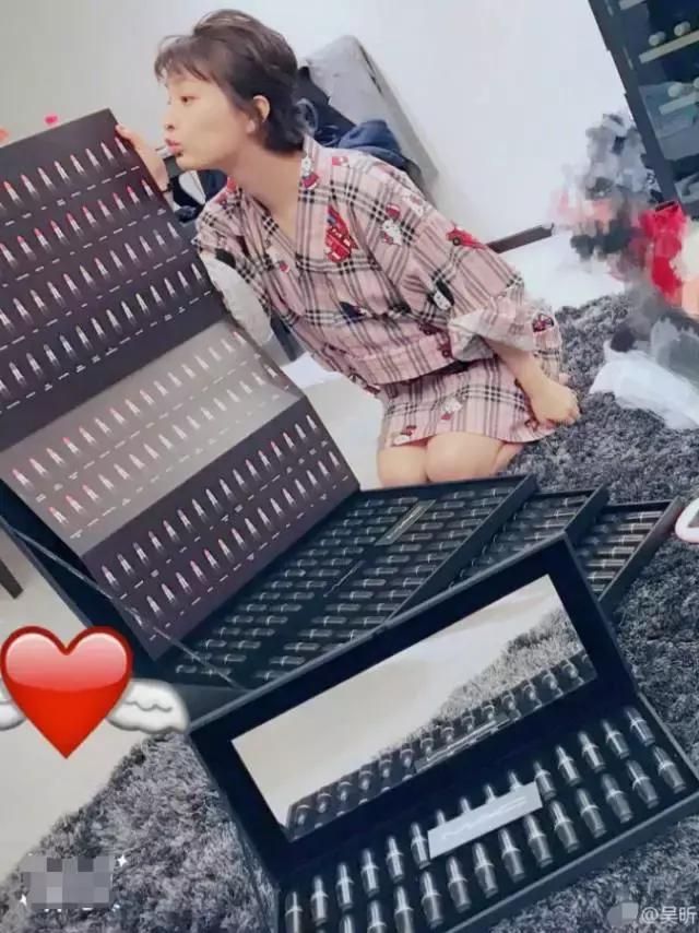 吴昕晒满满一箱的大牌口红，却被何穗一张图秒杀！
